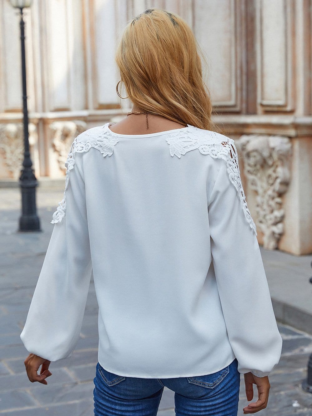 Blusa con escote en V y hombros de encaje