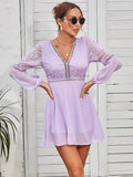 Vestido con escote pronunciado y mangas transparentes