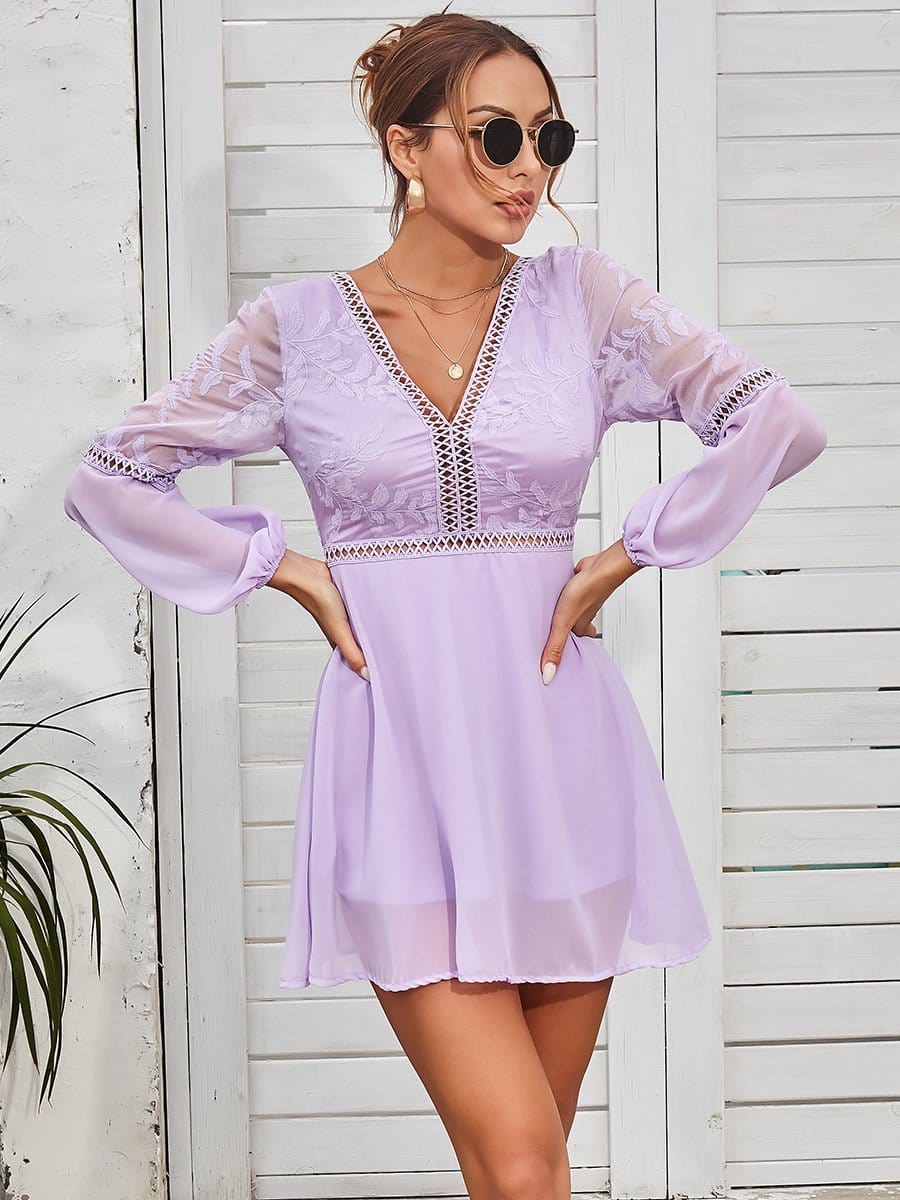 Vestido con escote pronunciado y mangas transparentes