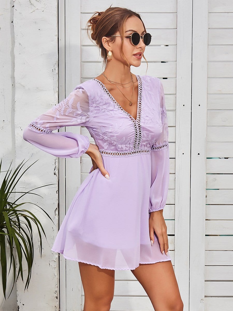 Vestido con escote pronunciado y mangas transparentes