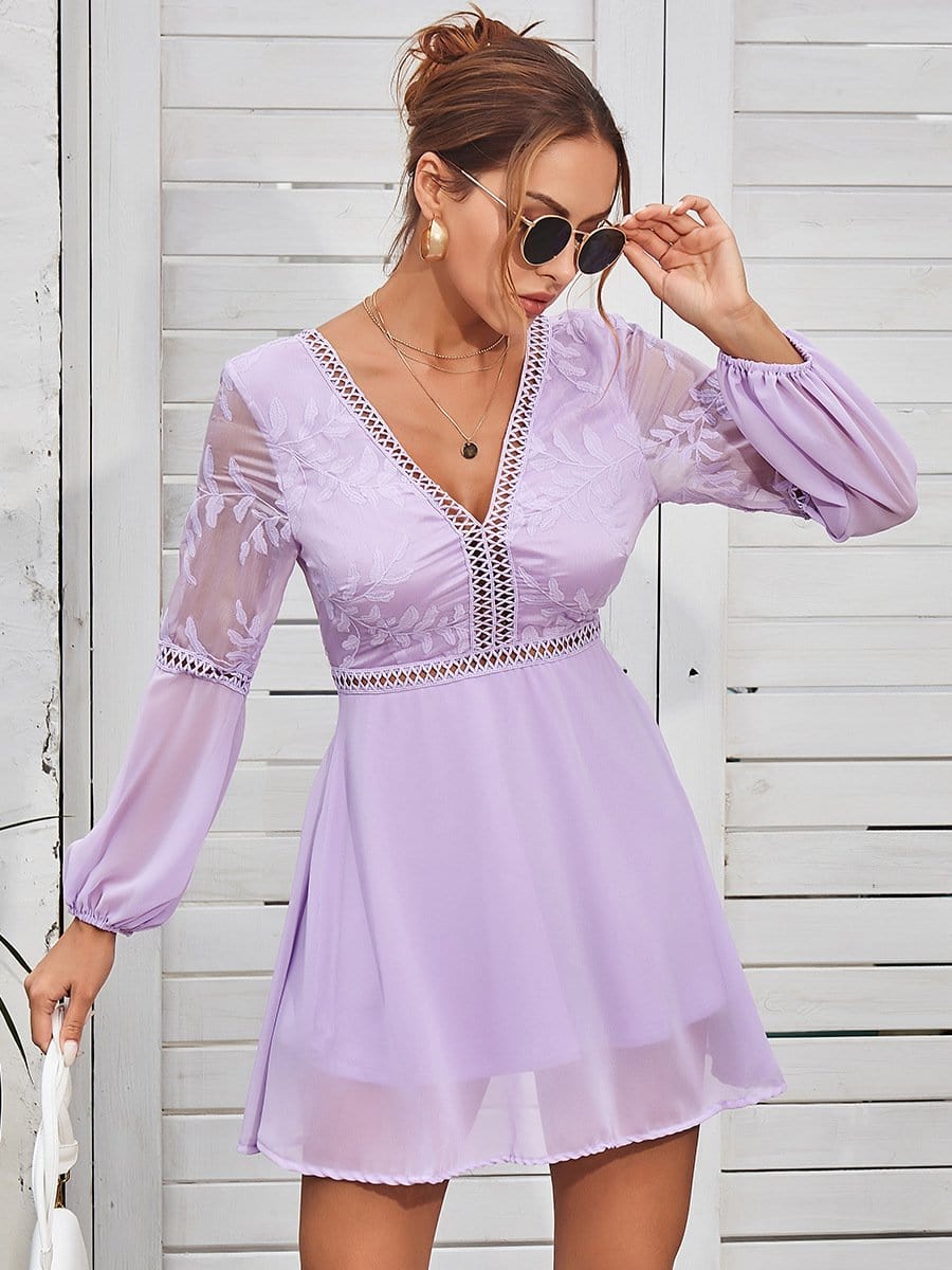 Vestido con escote pronunciado y mangas transparentes
