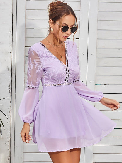 Vestido con escote pronunciado y mangas transparentes