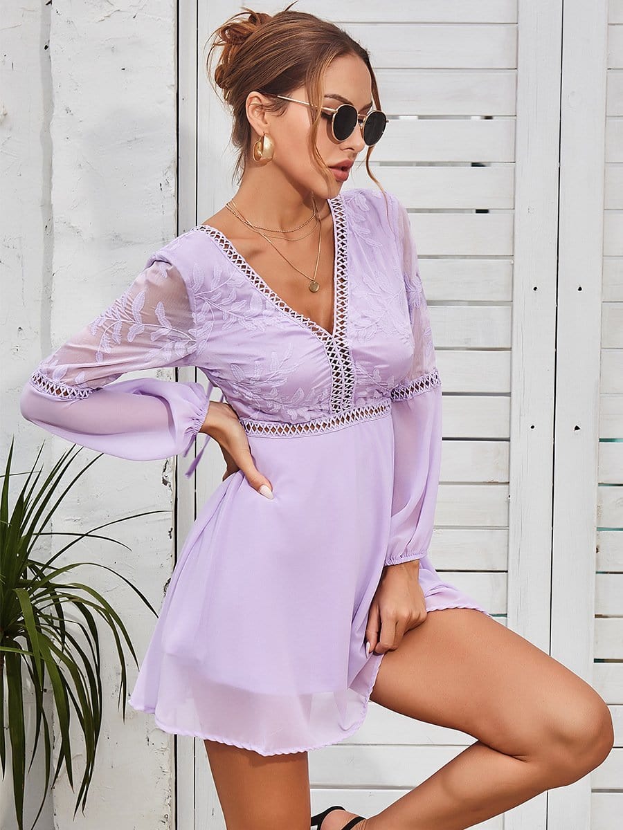 Vestido con escote pronunciado y mangas transparentes