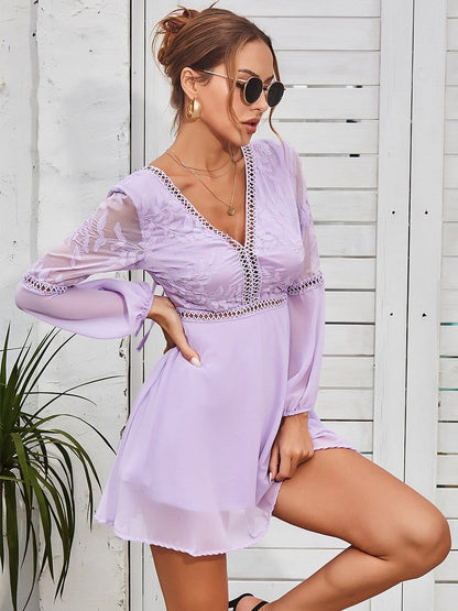 Vestido con escote pronunciado y mangas transparentes
