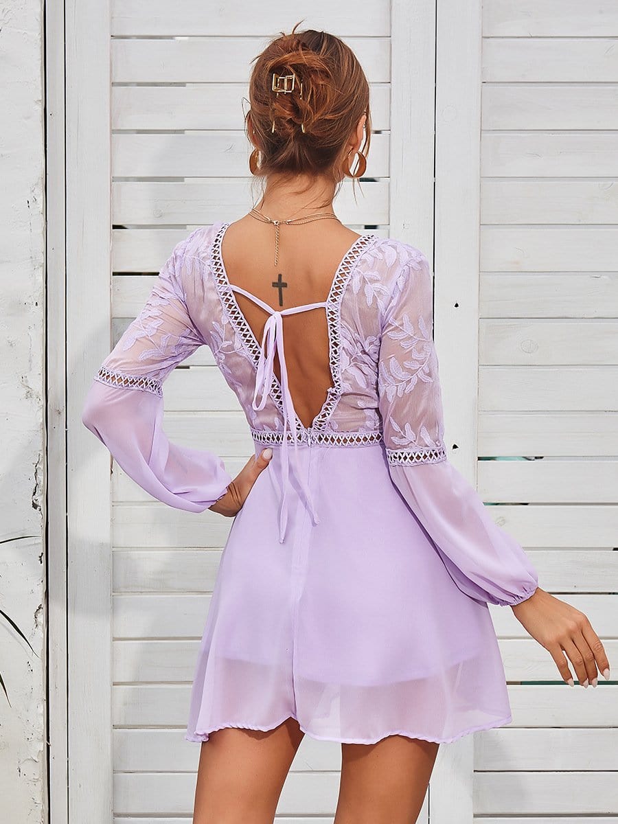 Vestido con escote pronunciado y mangas transparentes