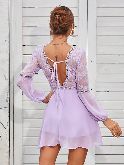 Vestido con escote pronunciado y mangas transparentes