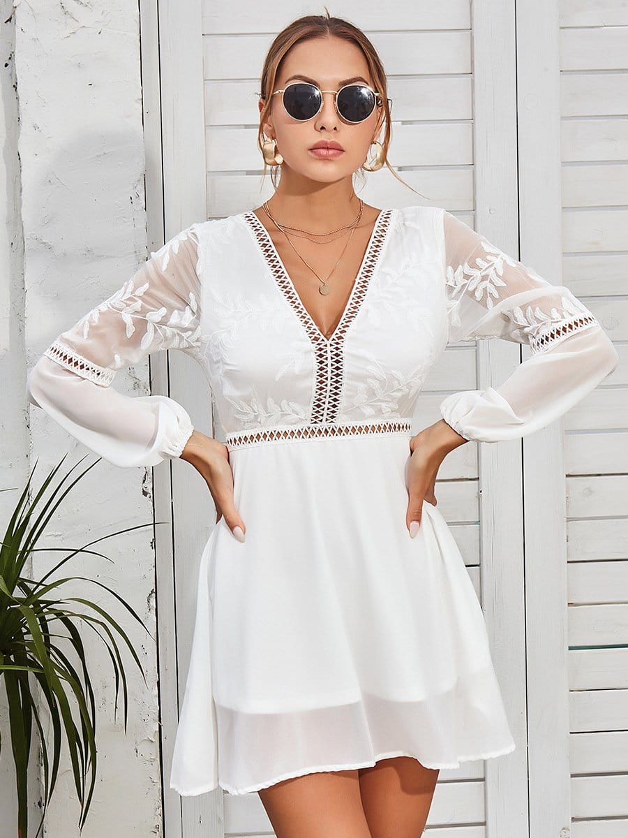 Vestido con escote pronunciado y mangas transparentes