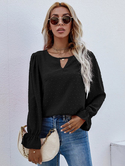Blusa con abertura en la parte delantera y lunares suizos