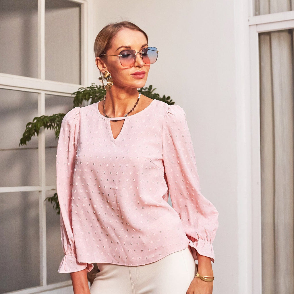 Blusa con abertura en la parte delantera y lunares suizos