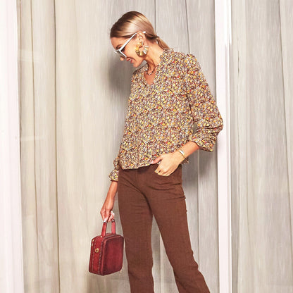 Blusa con estampado floral colorido