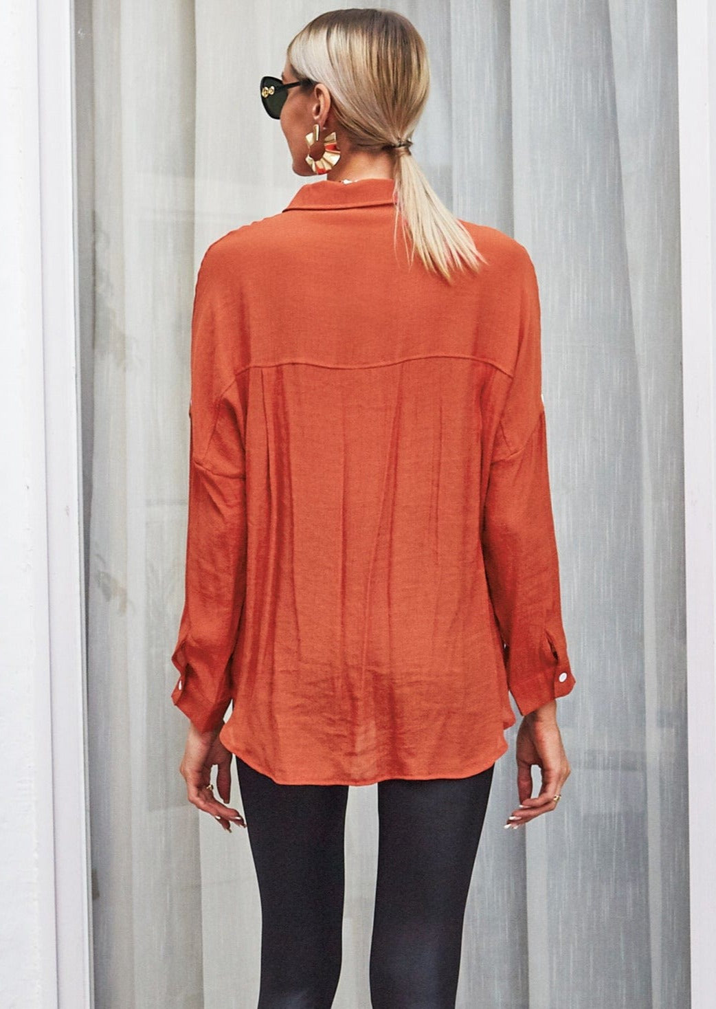 Camisa con botones de luz de color sólido 