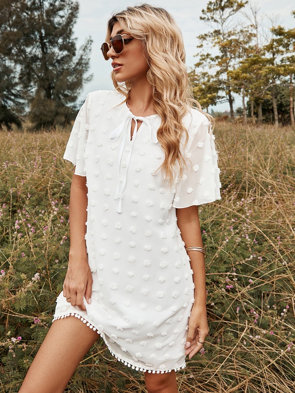 Vestido con adornos de pompones y lunares 