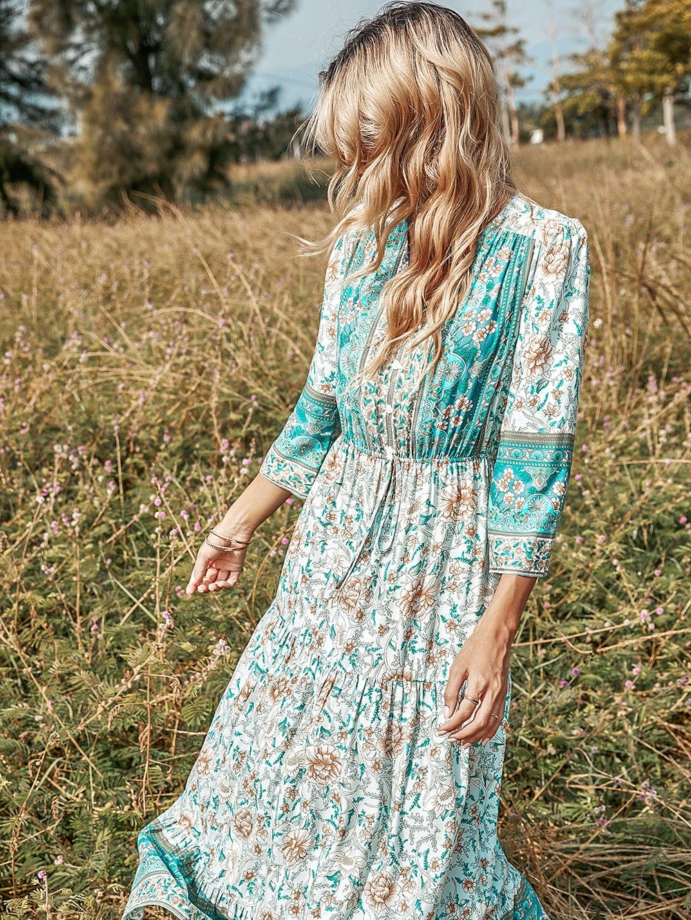 Vestido bohemio con estampado floral multicolor y escote en V