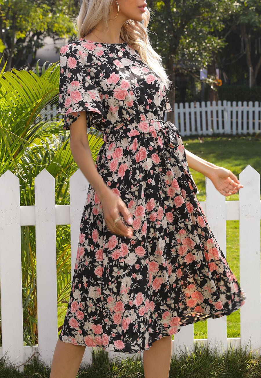 Vestido plisado con flores y cuello redondo