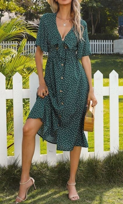 Vestido con detalle de lazo y botones en la parte delantera 