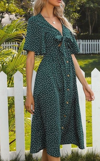 Vestido con detalle de lazo y botones en la parte delantera 