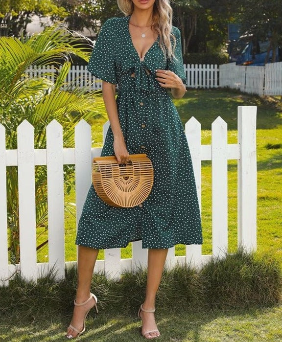 Vestido con detalle de lazo y botones en la parte delantera 