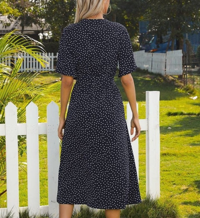 Vestido con detalle de lazo y botones en la parte delantera 