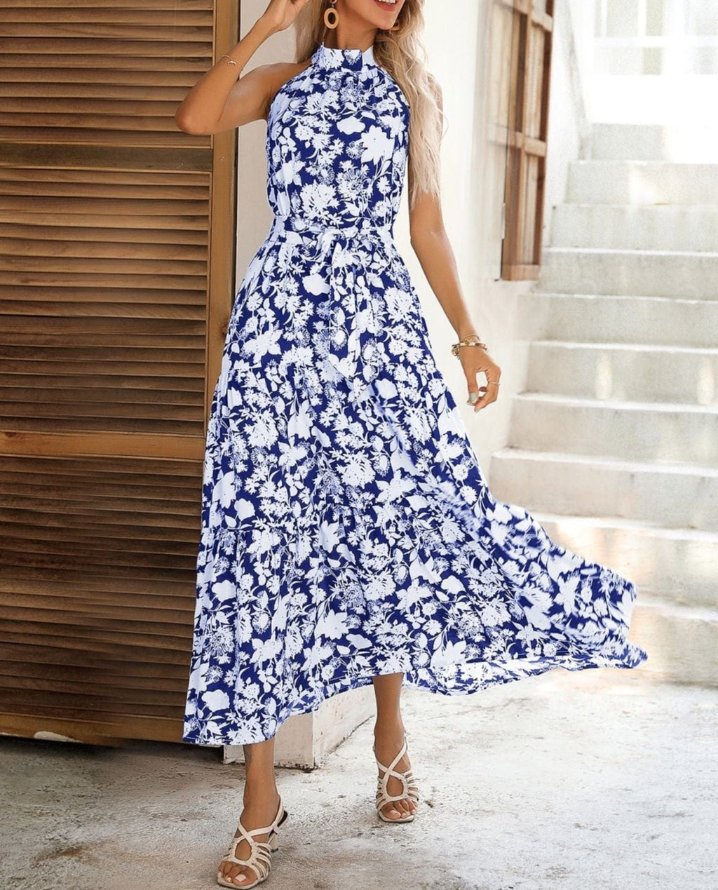 Vestido de verano con escote halter y capas 