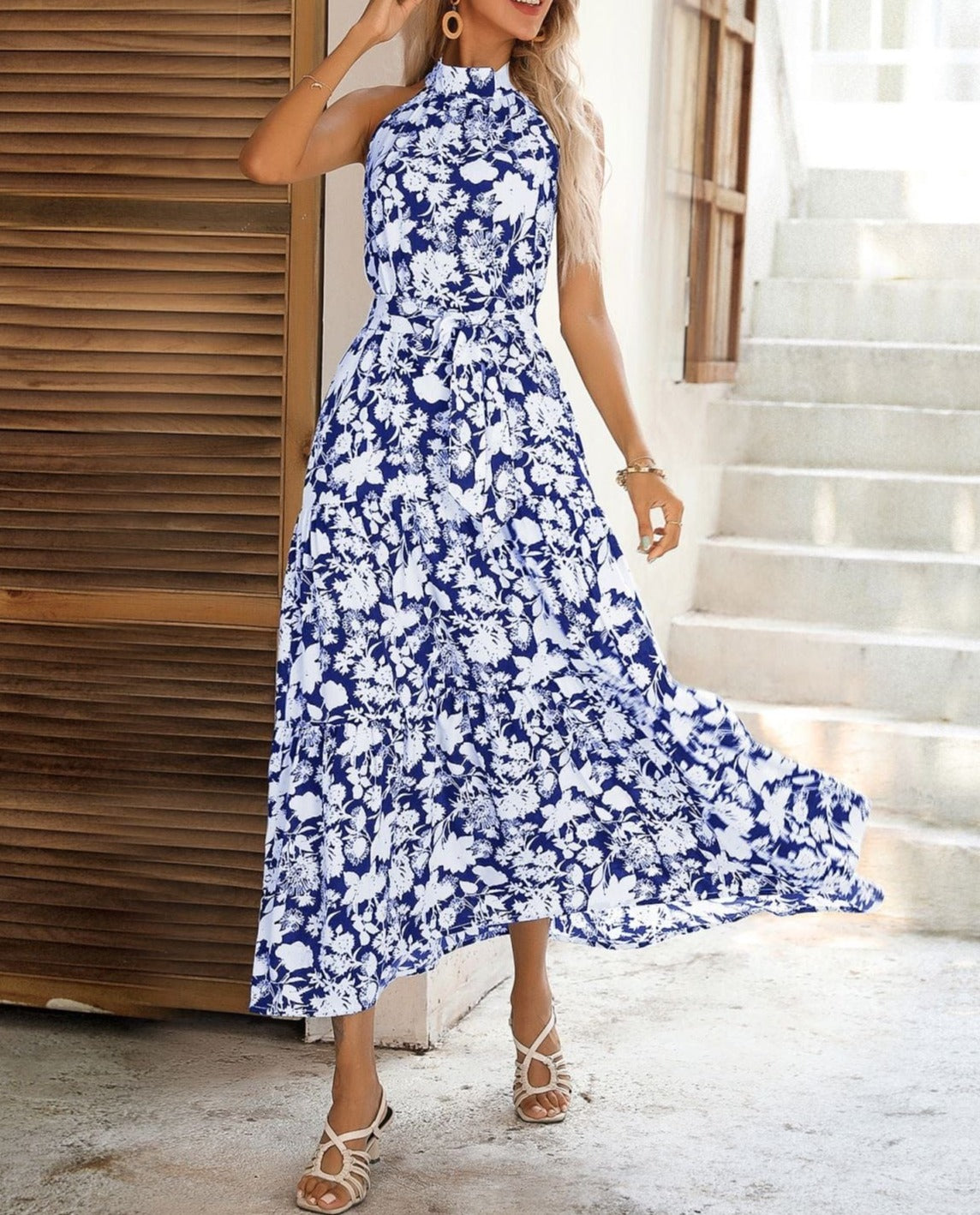 Vestido de verano con escote halter y capas 