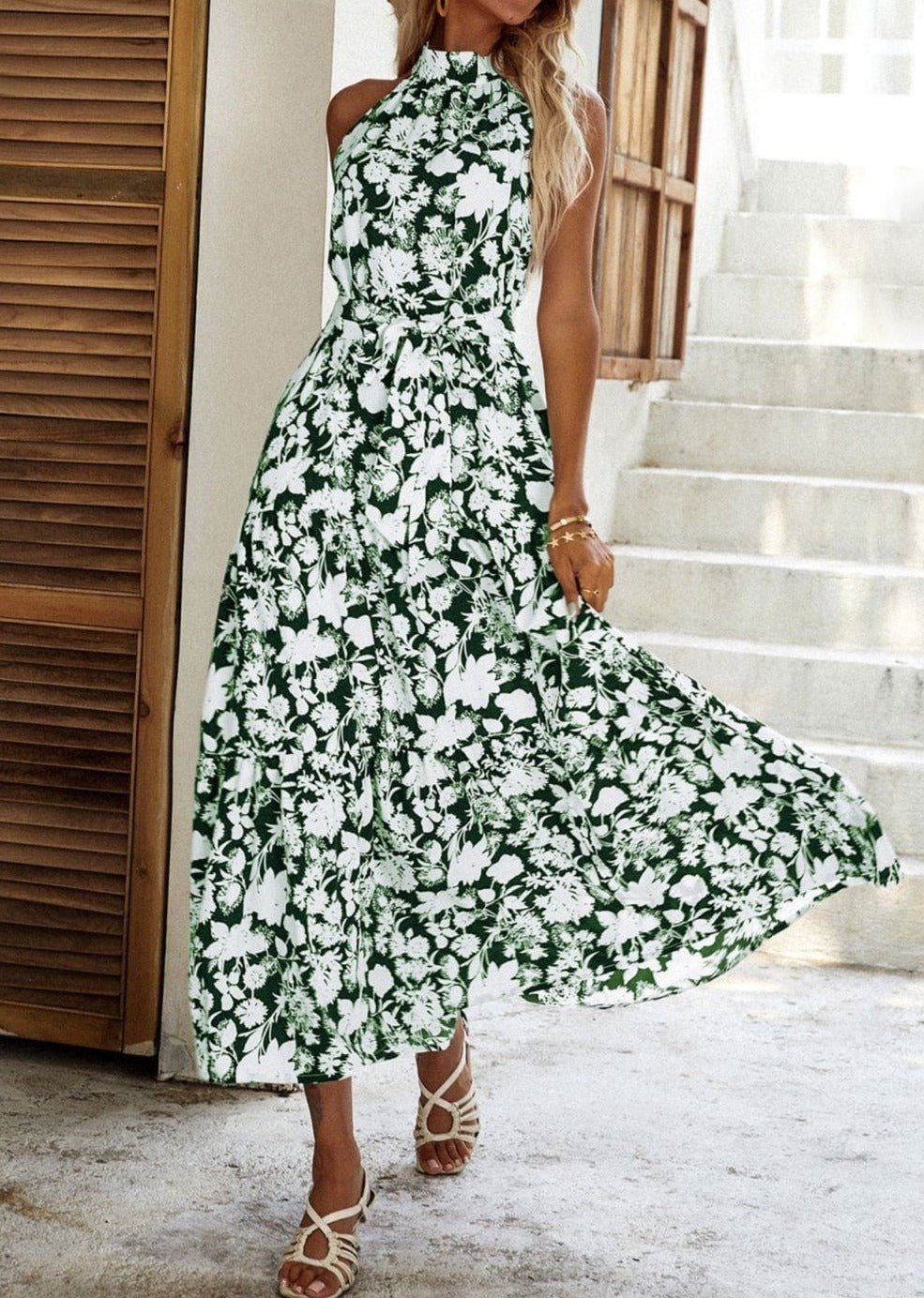 Vestido de verano con escote halter y capas 