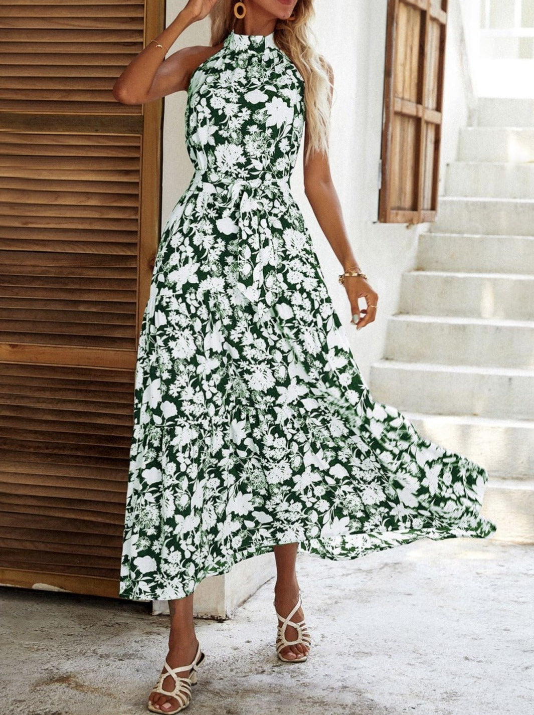 Vestido de verano con escote halter y capas 