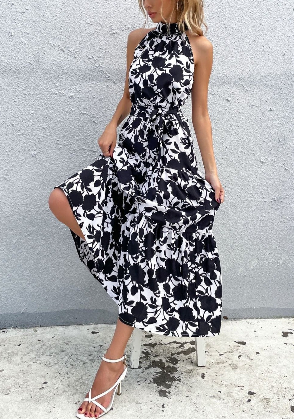 Vestido de verano con escote halter y capas 