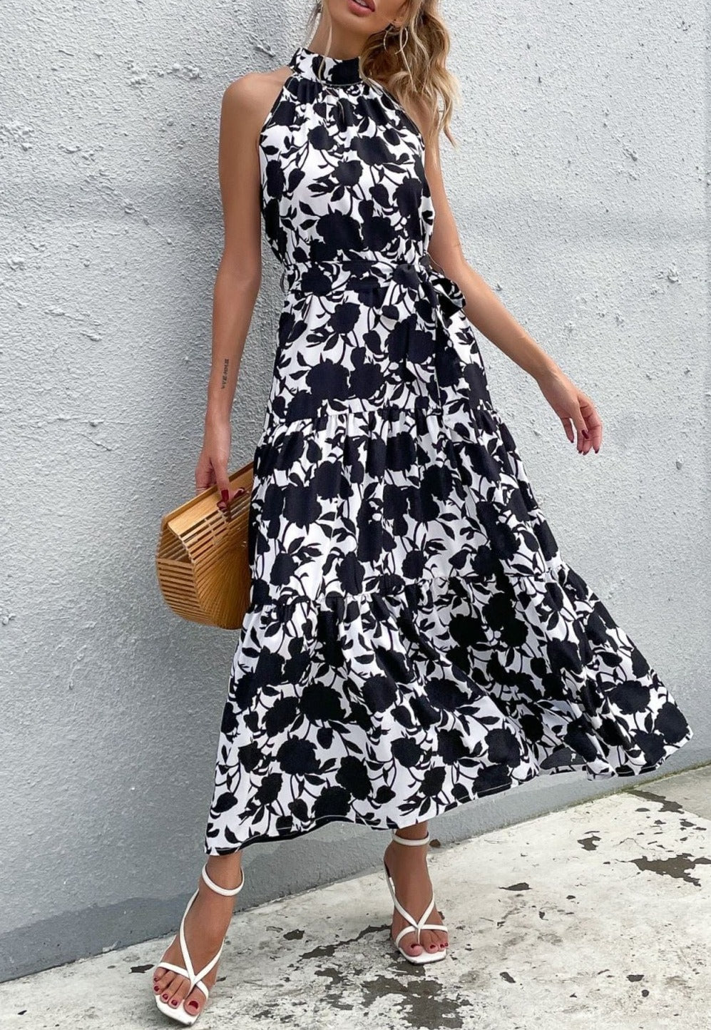 Vestido de verano con escote halter y capas 