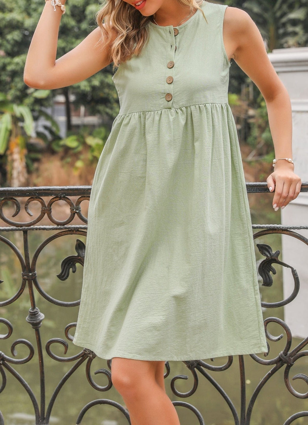 Vestido imperio con detalle de botones fruncidos 