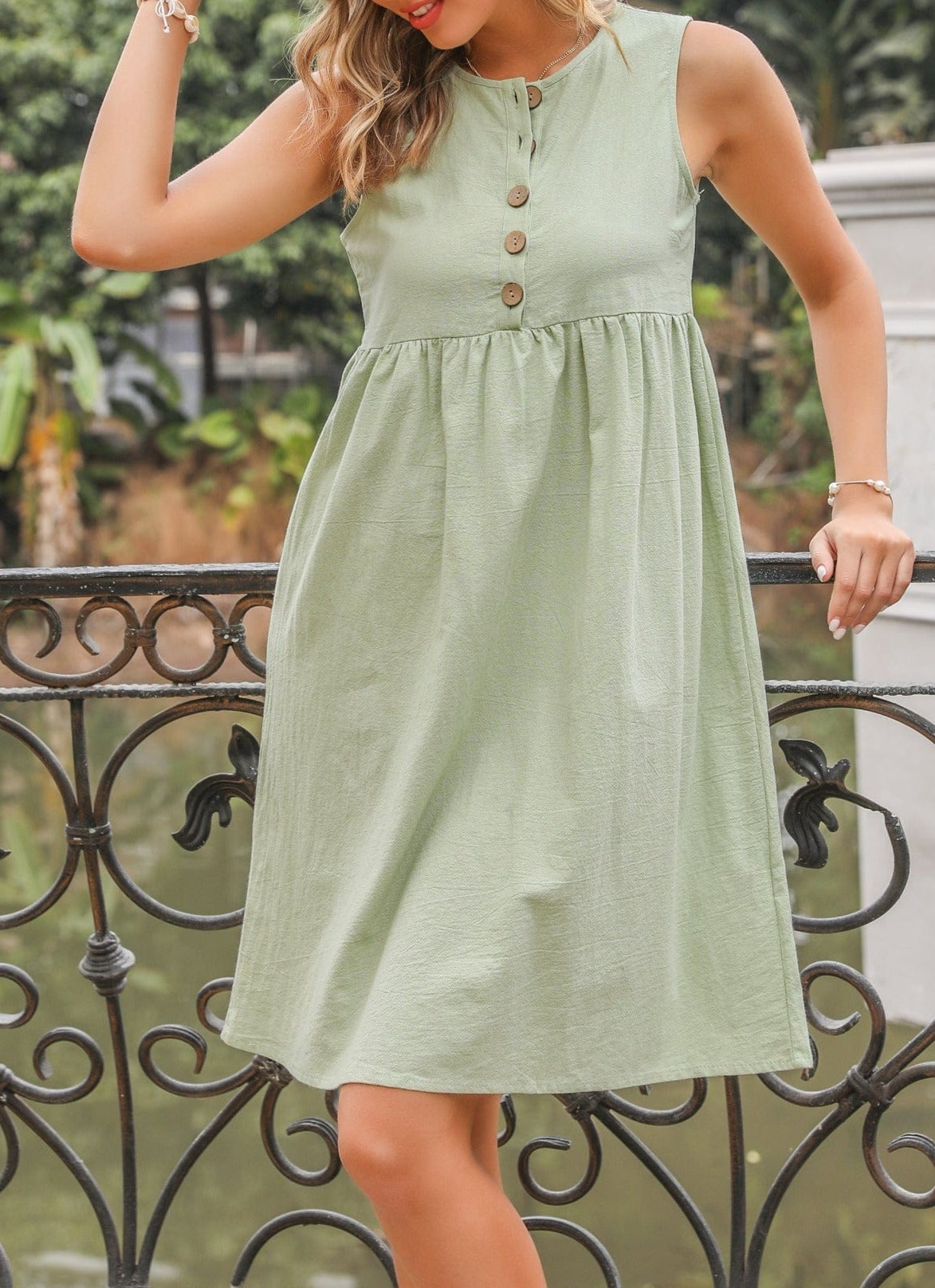Vestido imperio con detalle de botones fruncidos 