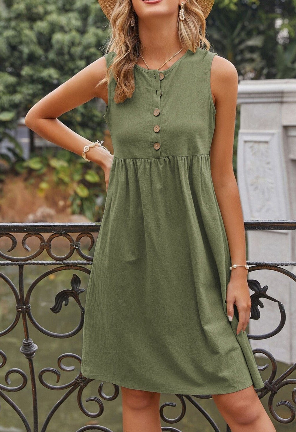 Vestido imperio con detalle de botones fruncidos 