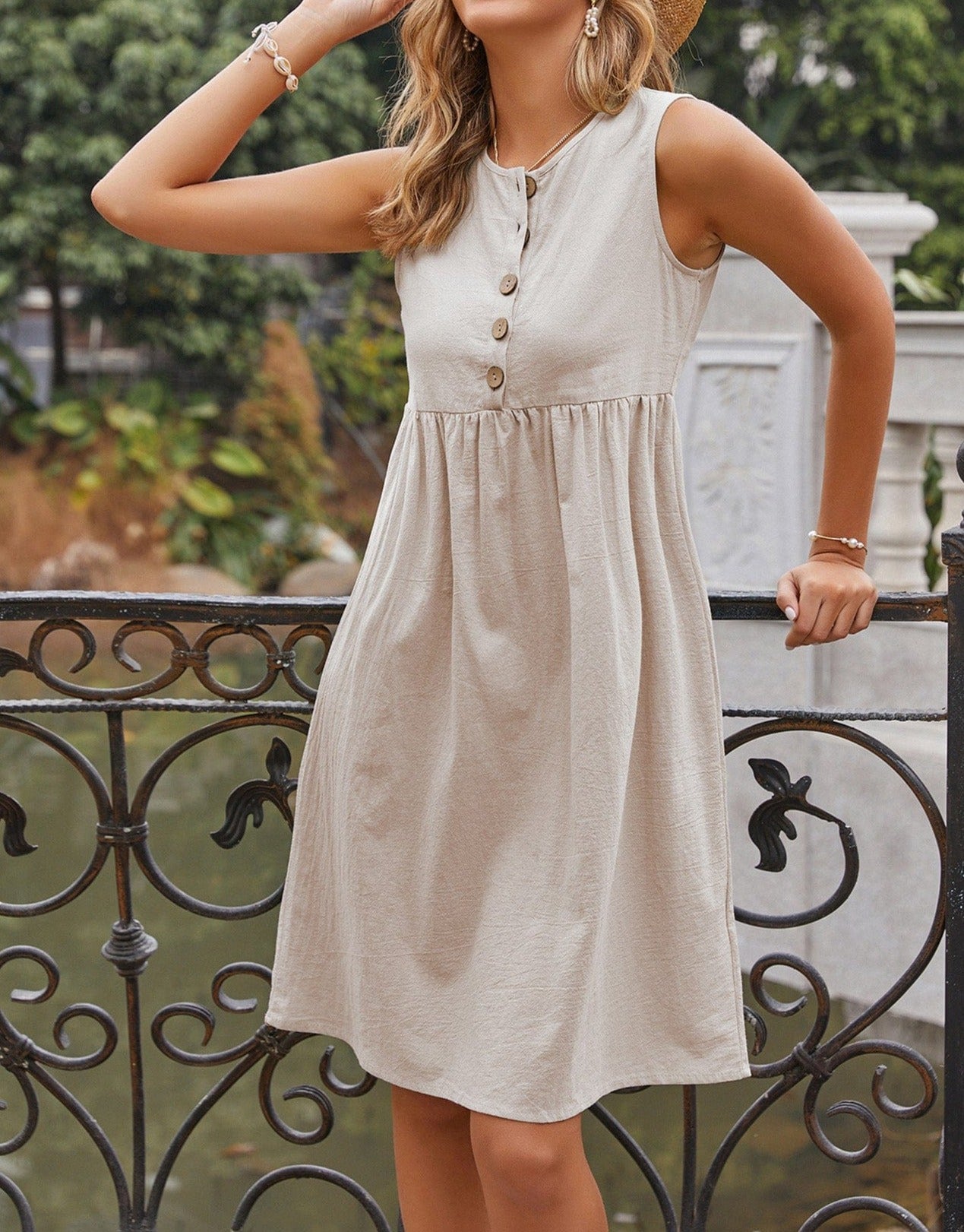 Vestido imperio con detalle de botones fruncidos 