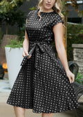 Vestido de lunares con mangas cortas