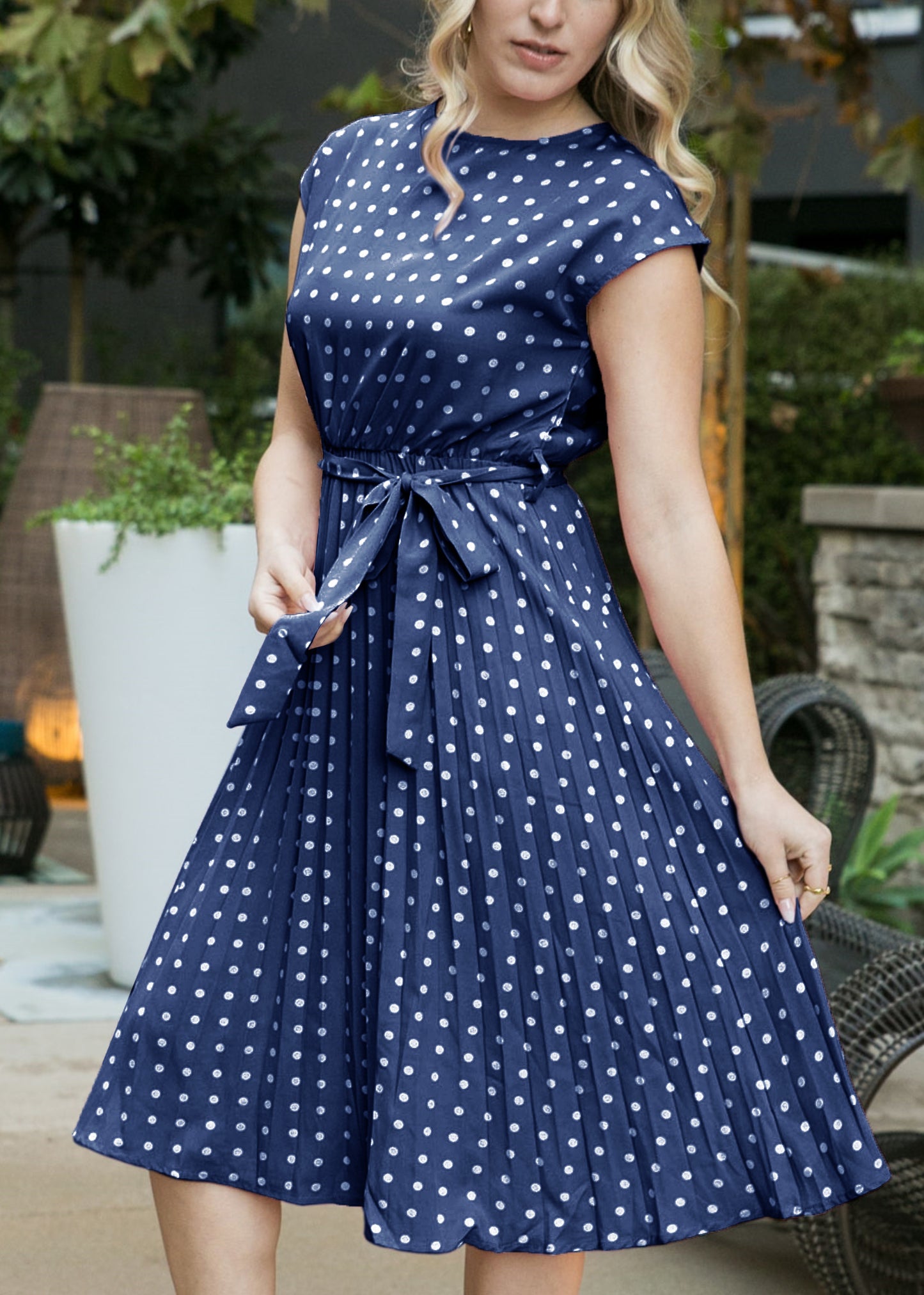 Vestido de lunares con mangas cortas