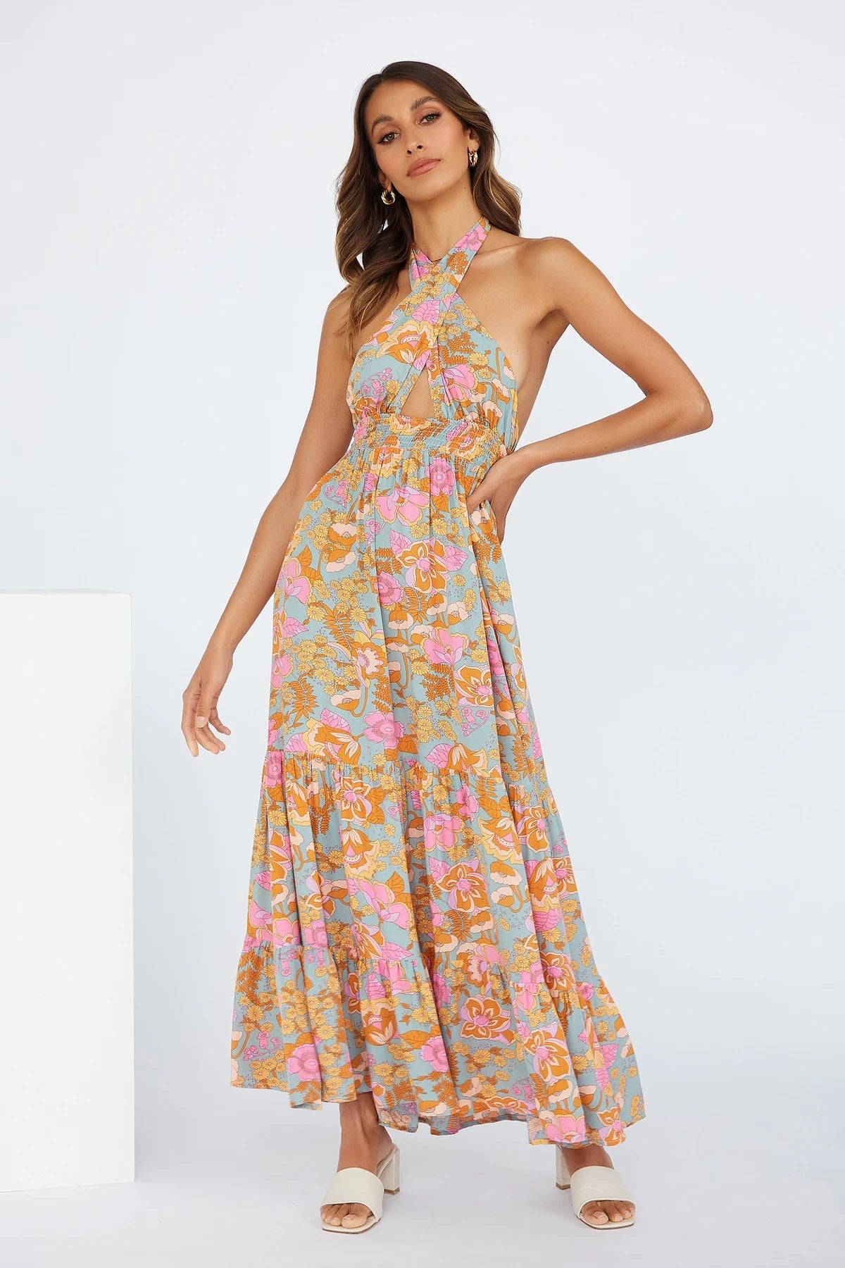 Vestido largo con cuello halter y estampado floral 