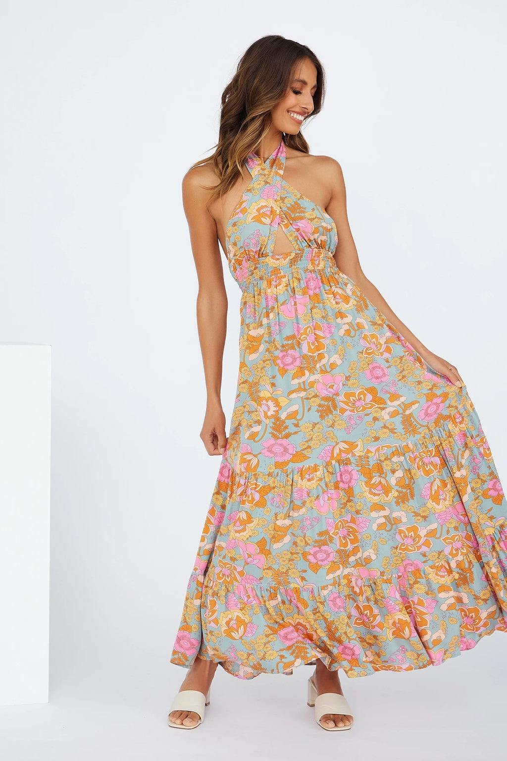 Vestido largo con cuello halter y estampado floral 
