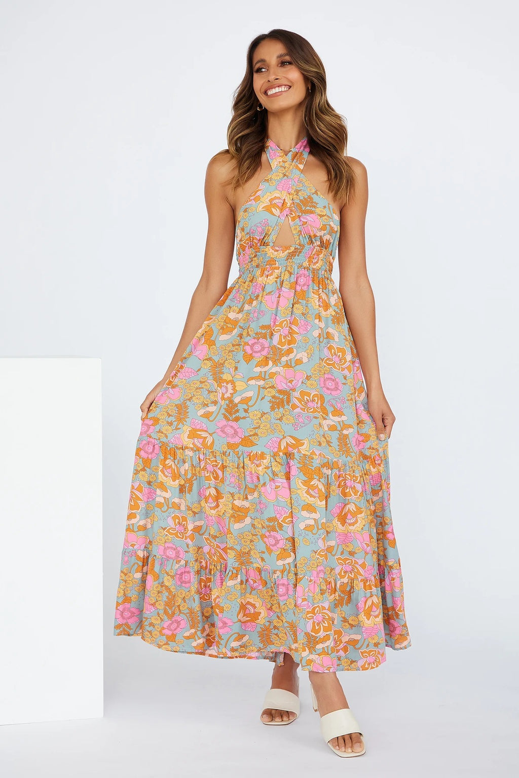 Vestido largo con cuello halter y estampado floral 