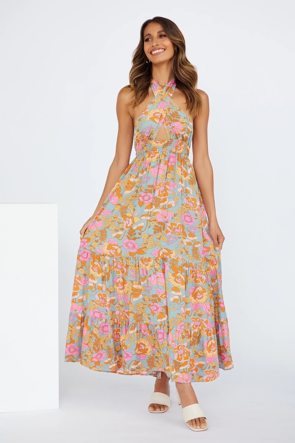 Vestido largo con cuello halter y estampado floral 