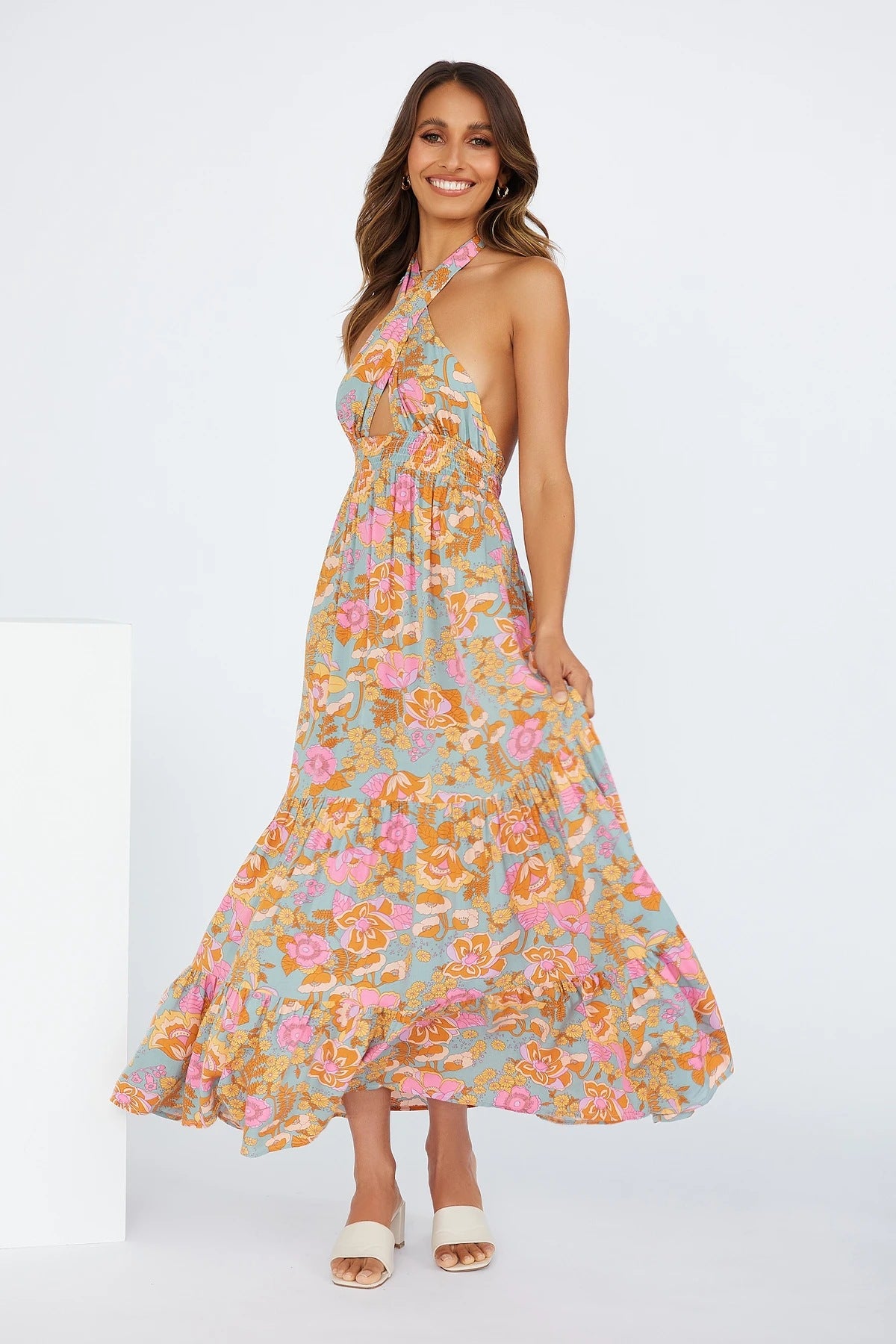 Vestido largo con cuello halter y estampado floral 