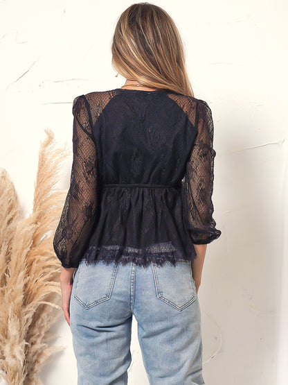 Blusa con escote pronunciado y detalle de encaje 