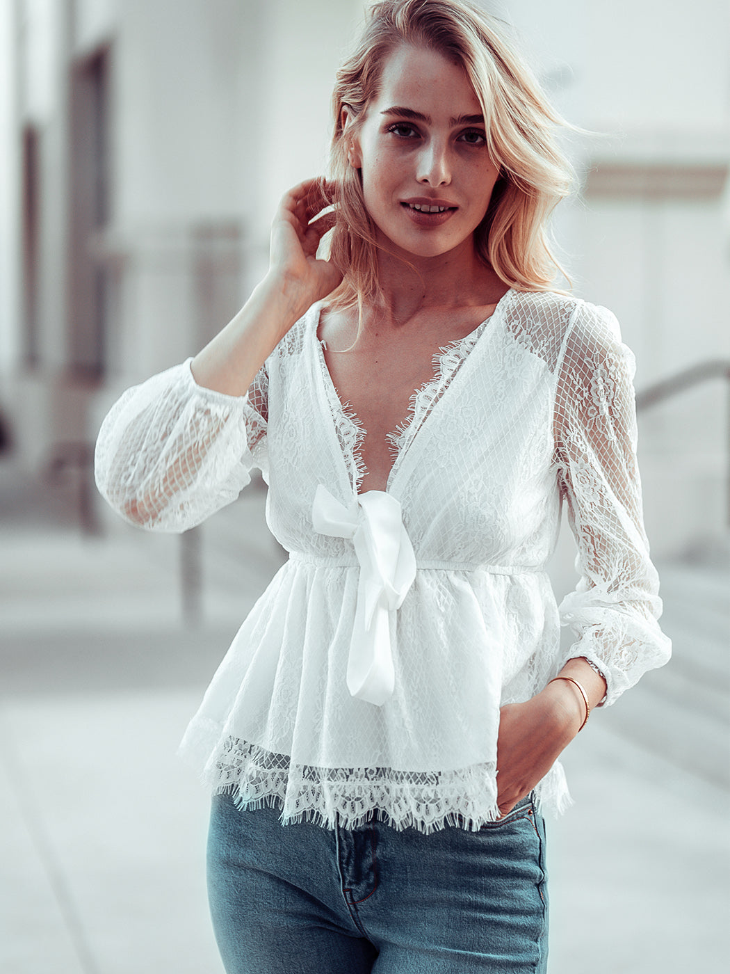 Blusa con escote pronunciado y detalle de encaje 