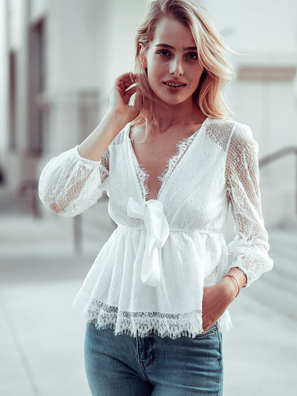Blusa con escote pronunciado y detalle de encaje 