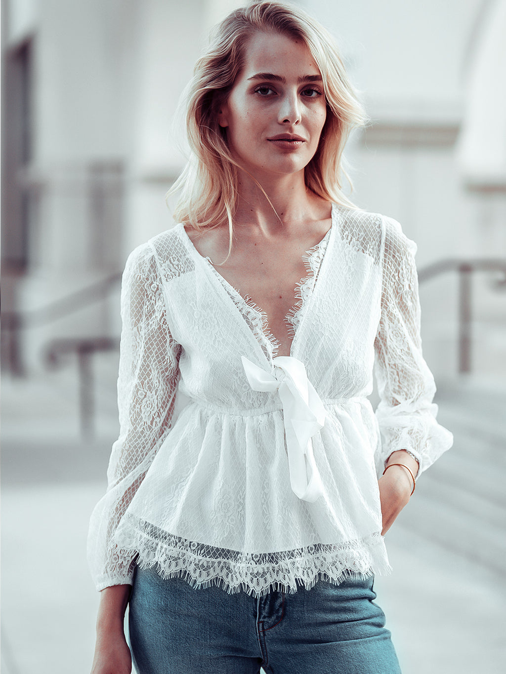 Blusa con escote pronunciado y detalle de encaje 