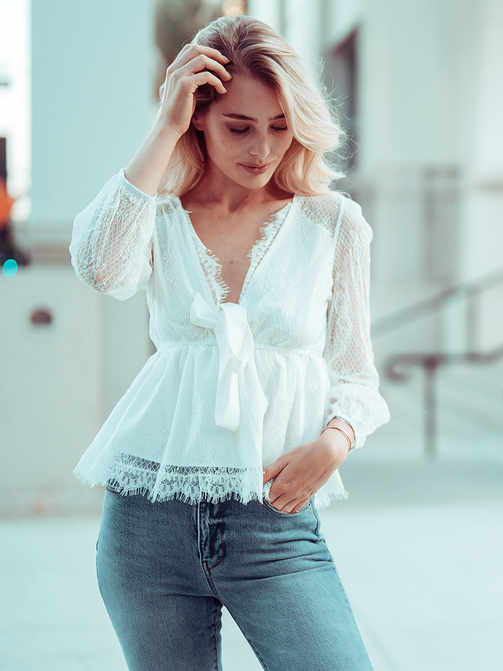 Blusa con escote pronunciado y detalle de encaje 