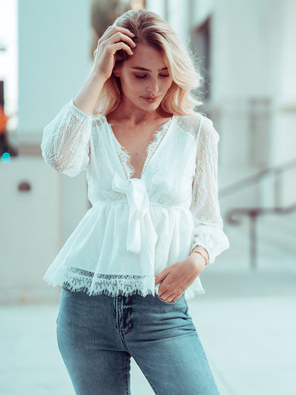 Blusa con escote pronunciado y detalle de encaje 