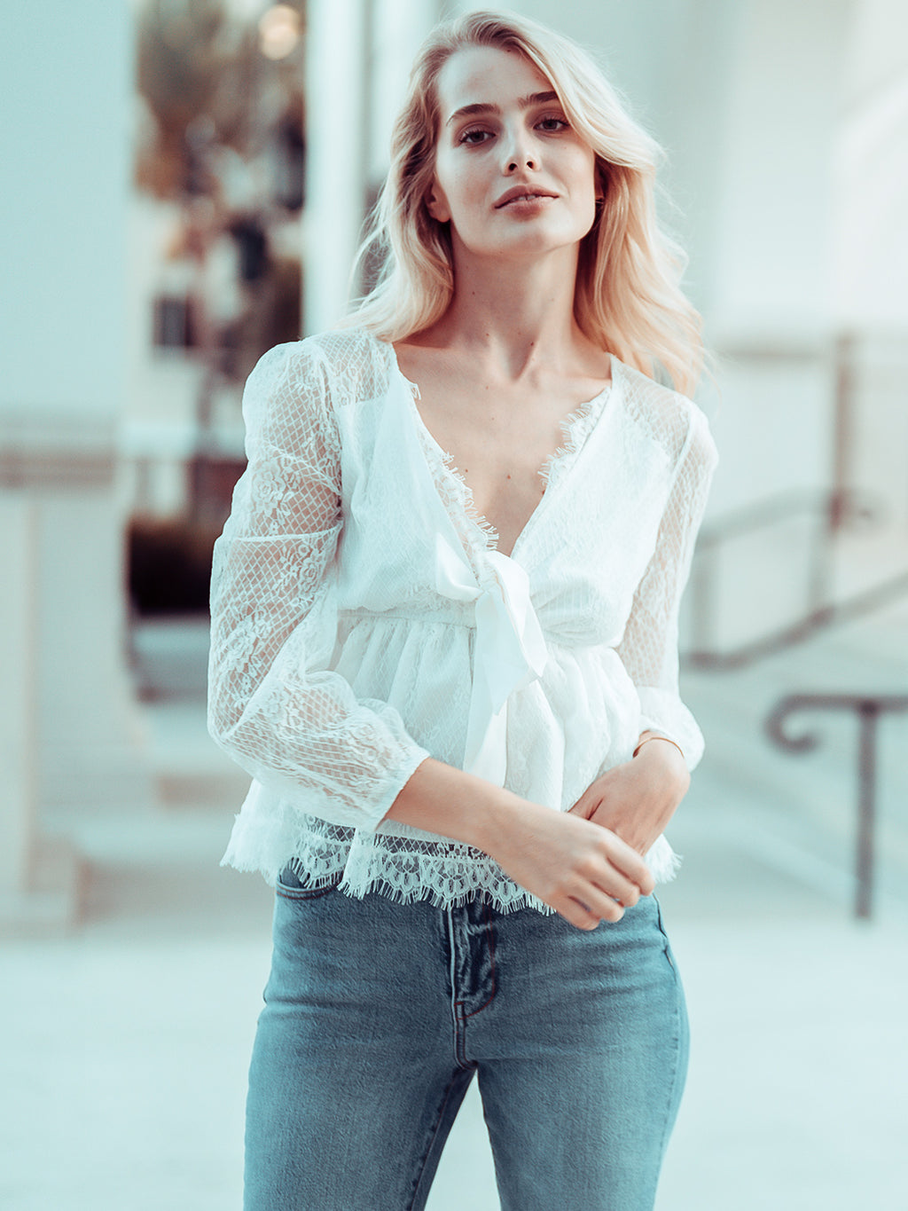 Blusa con escote pronunciado y detalle de encaje 