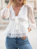Blusa con escote pronunciado y detalle de encaje 