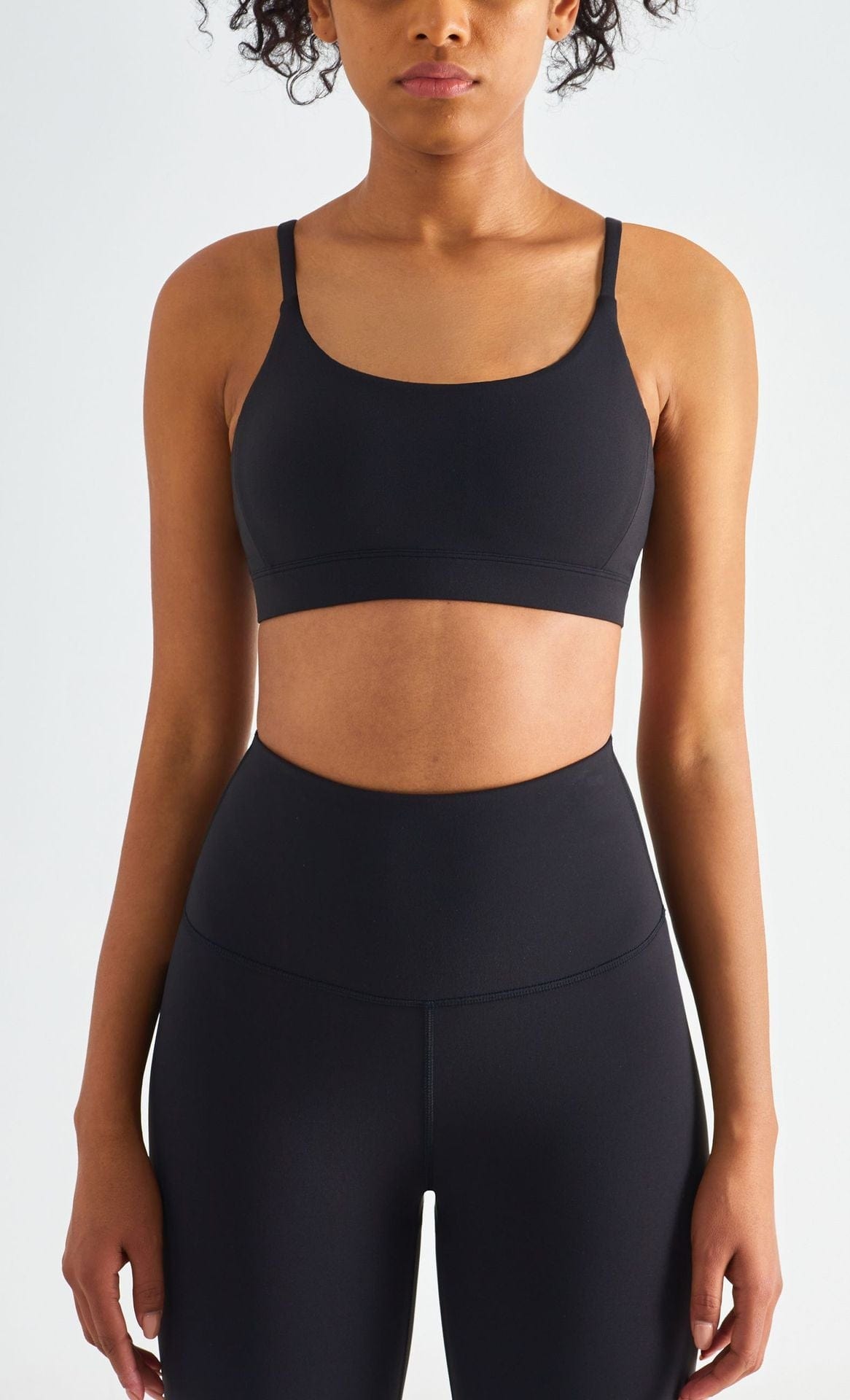 Sujetador deportivo de fitness con tirantes finos y suaves