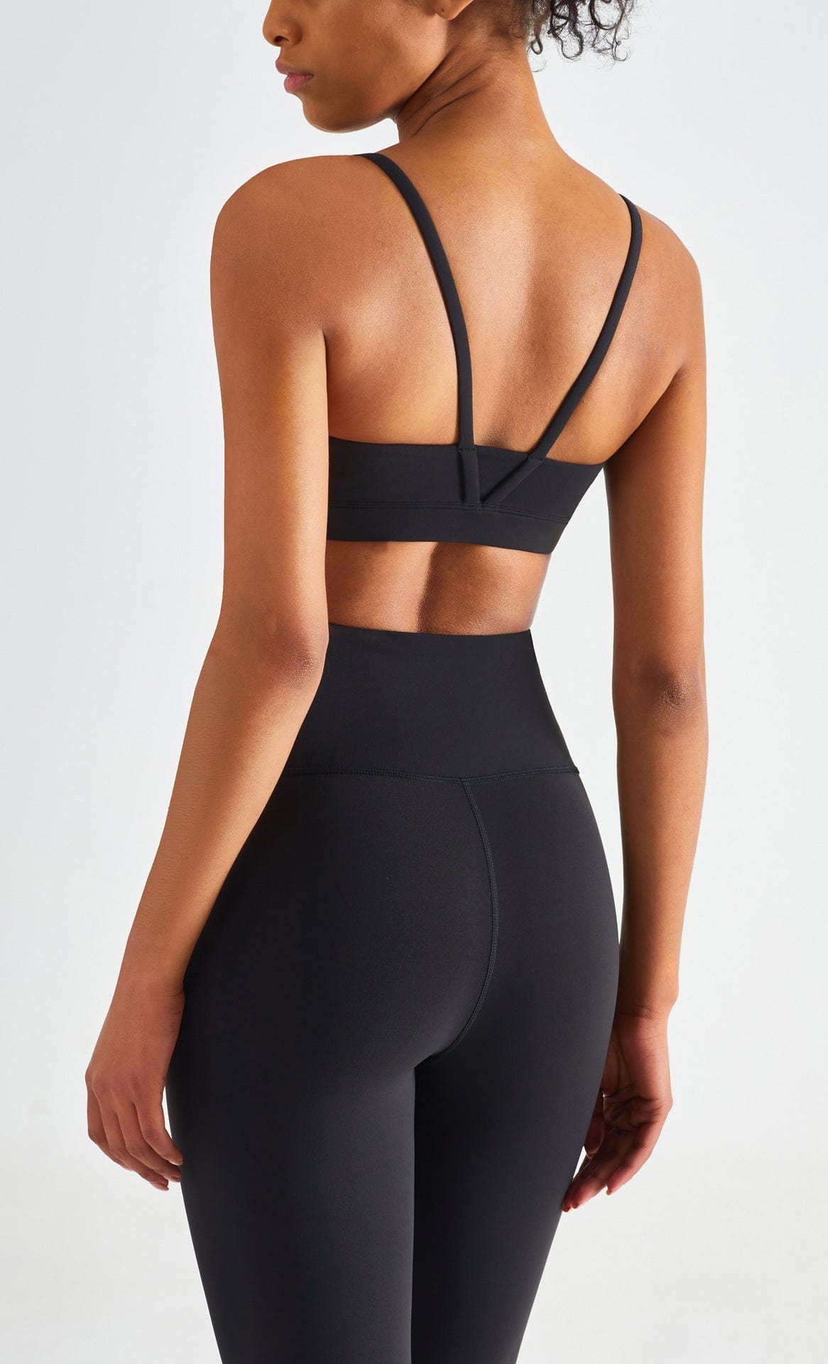 Sujetador deportivo de fitness con tirantes finos y suaves