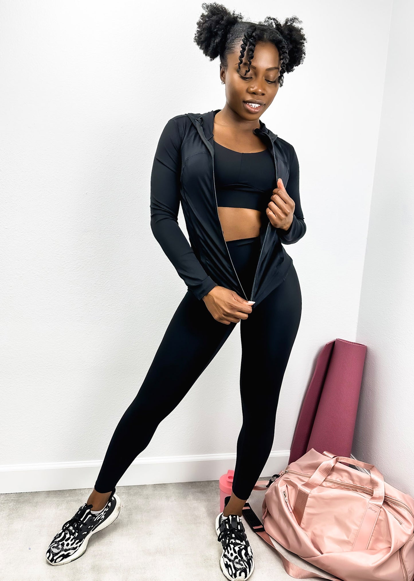 Conjunto de tres piezas con chaqueta con capucha y cremallera, sujetador deportivo y leggings de tiro alto 